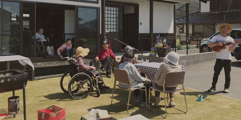 ひだまりで一日を楽しむ様子