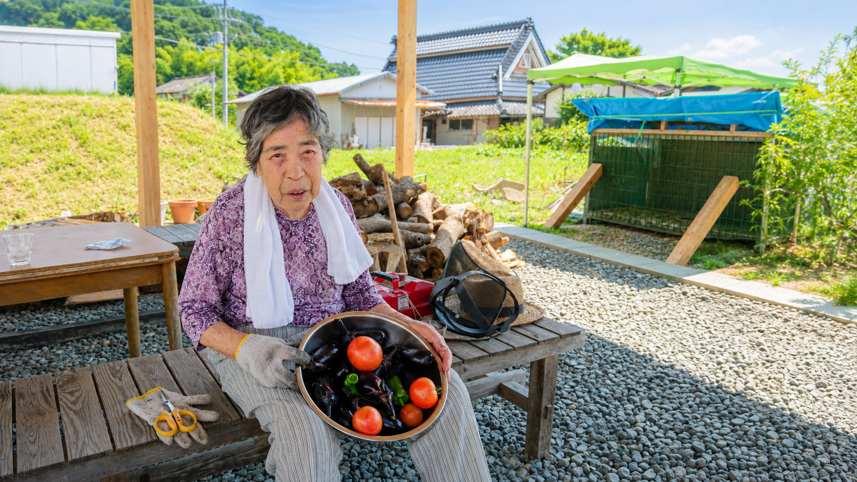 庭先で採れた野菜を持つくろまめさんの日常